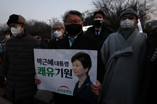 박근혜 전 대통령의 특별사면이 결정된 24일 조원진 우리공화당 대표가 박 전 대통령이 입원 중인 서울 강남구 일원동 삼성서울병원 앞에서 열린 쾌유기원 집회에 참석하고 있다.  연합뉴스